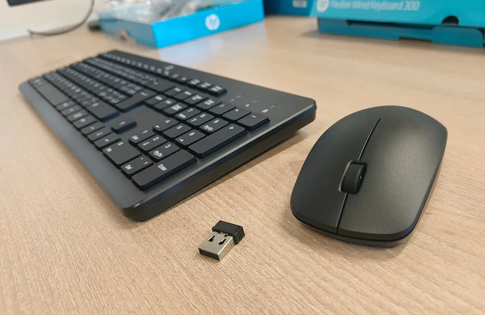 Bezdrôtová klávesnica a myš HP 230 - čierna