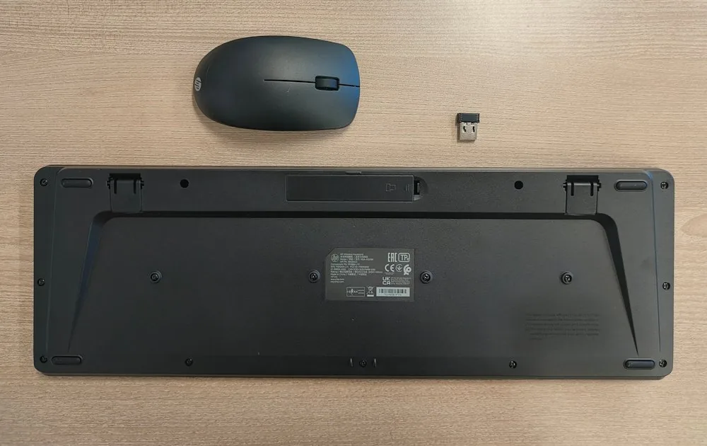 Bezdrôtová klávesnica a myš HP 230 - čierna