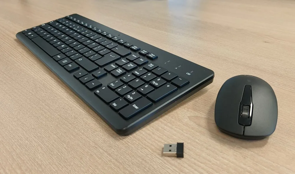 HP 330 Sada klávesnice bezdrátová US, černá s bezdrátovou optickou myší, AAA, klasická, 2.4 [GHz]