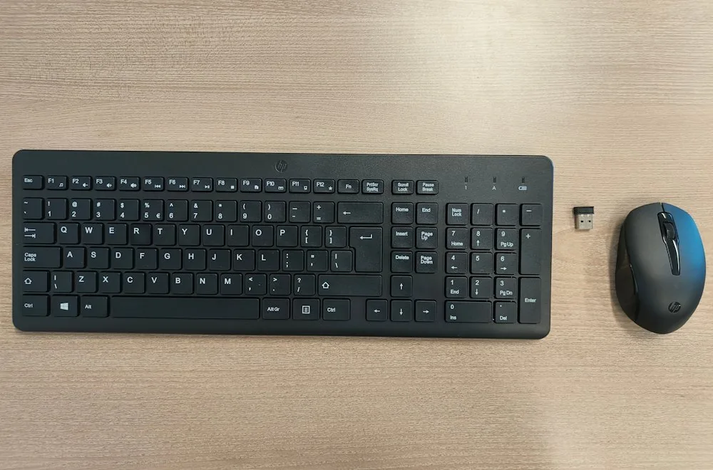 HP 330 Sada klávesnice bezdrátová US, černá s bezdrátovou optickou myší, AAA, klasická, 2.4 [GHz]