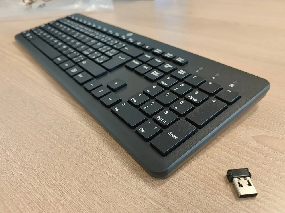 HP 230 Klávesnice bezdrátová CZ/SK, černá klasická, 2.4 [GHz]