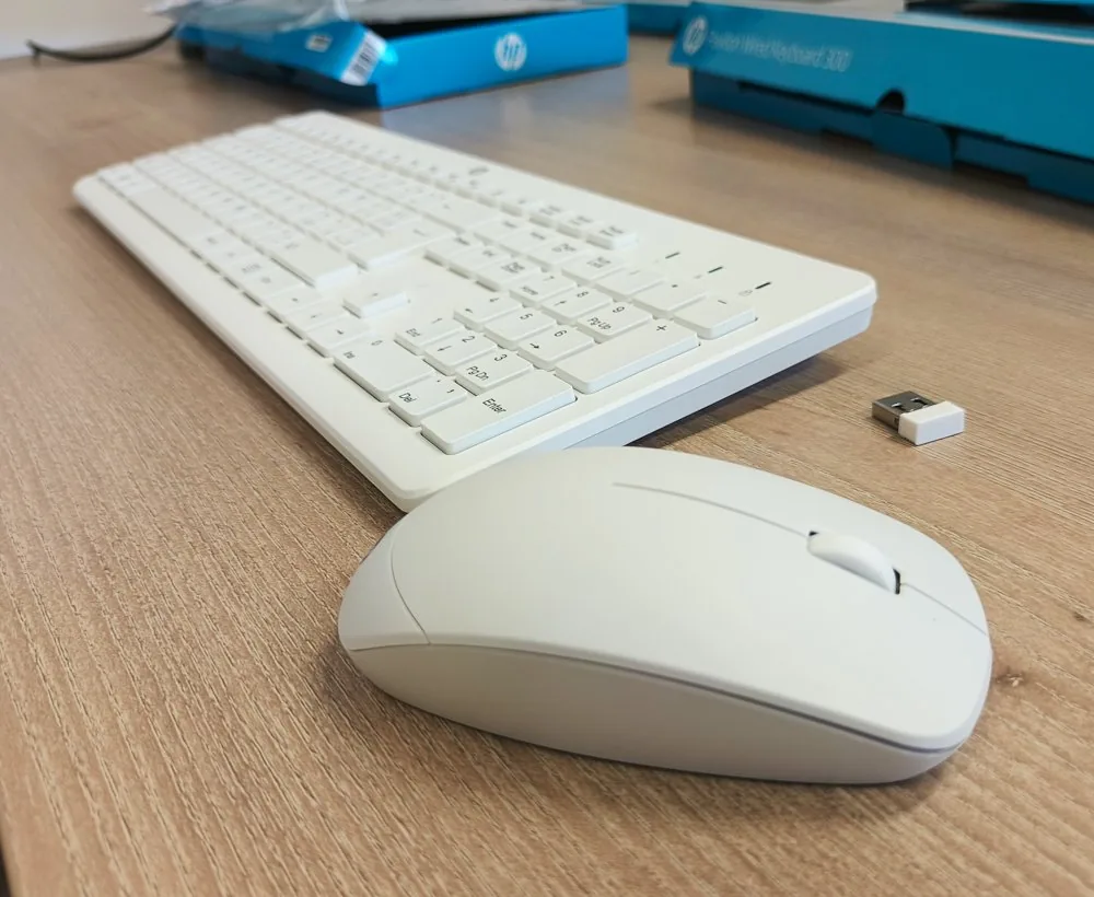 Bezdrôtová klávesnica a myš HP 230 - biela