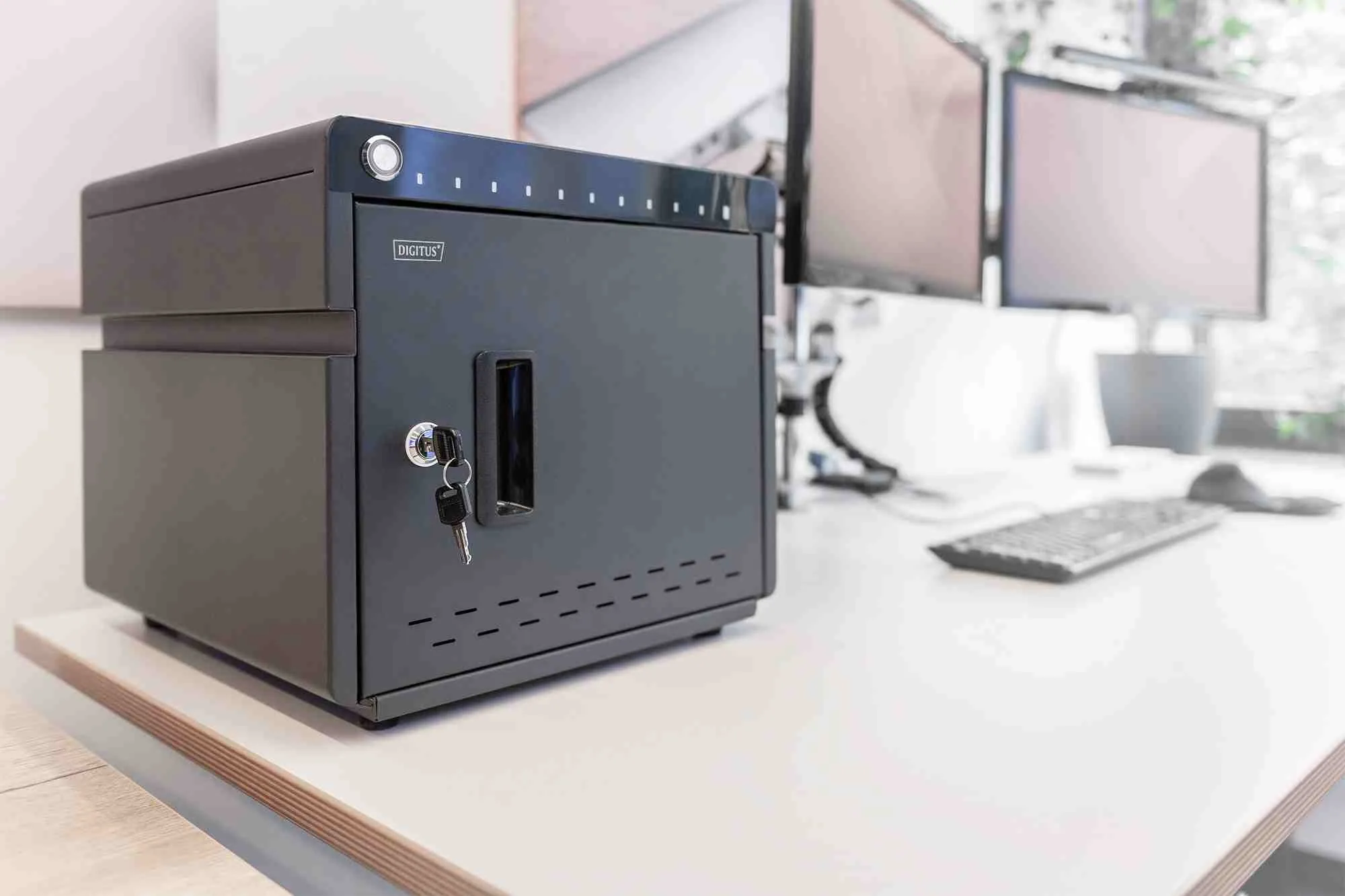 DIGITUS mobilní stolní nabíjecí skříňka pro tablety do 14 palců, 10 zařízení. UV-C, USB-C ( až 20W na zařízení