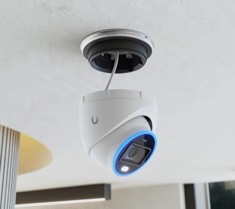 Ubiquiti UniFi AI Turret - Síťová bezpečnostní kamera - otočná - venkovní - vandal / weatherproof / tamper-proof - barevný (Den a noc) - 8 MP - 3840 x 2160 - 4K - pevné ohnisko - audio - GbE - PoE Plus