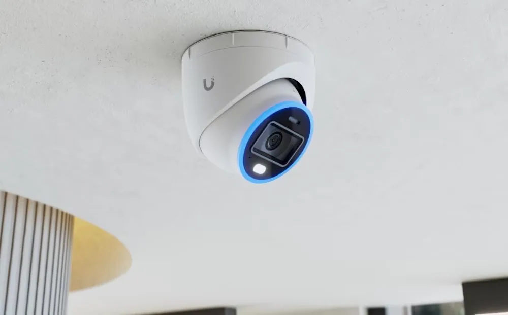 Ubiquiti UniFi AI Turret - Síťová bezpečnostní kamera - otočná - venkovní - vandal / weatherproof / tamper-proof - barevný (Den a noc) - 8 MP - 3840 x 2160 - 4K - pevné ohnisko - audio - GbE - PoE Plus