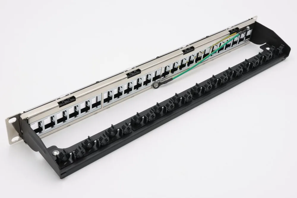 19" modulární stíněný patch panel XtendLan 24port, 4x demontovatelný modul, černý