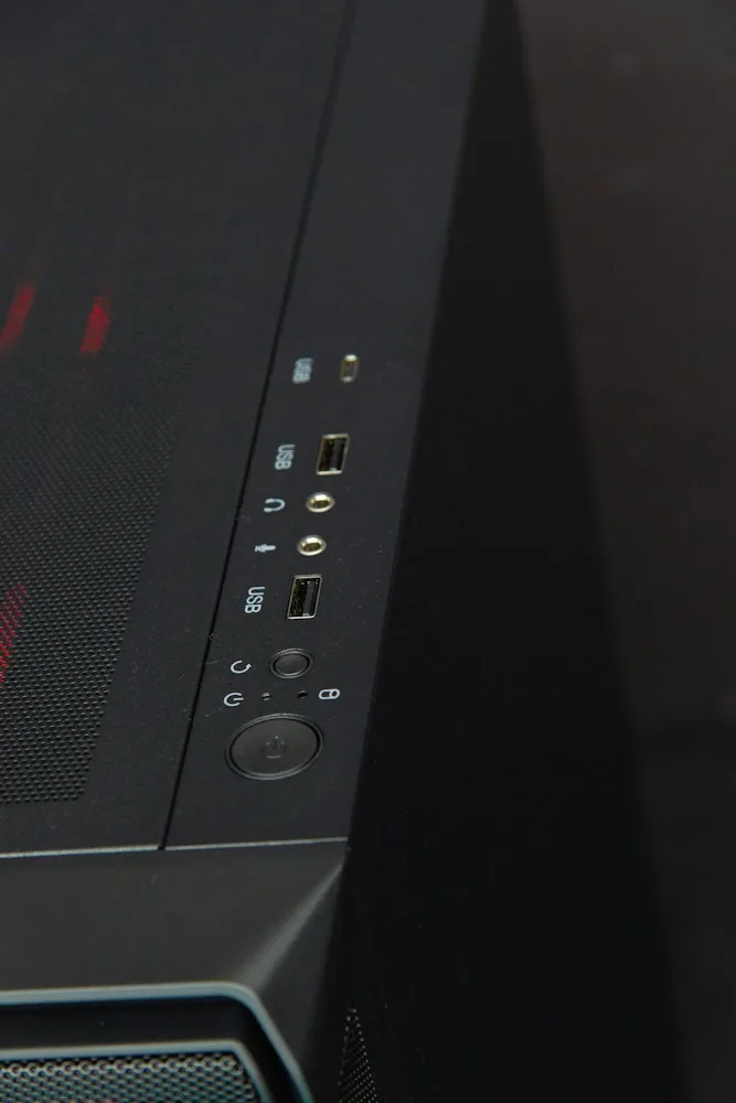 HAL3000 Alfa Gamer Pro Ti AMD Ryzen 7 7800X3D 32GB DDR5 RTX 5070 Ti 2TB PCIe4 SSD WiFi W11