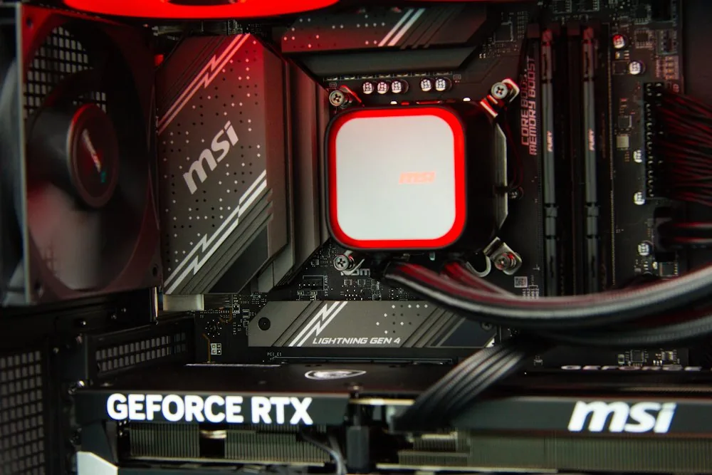 HAL3000 Master Gamer Elite Ti Intel i7-14700F 32GB DDR5 RTX 5070 Ti 2TB PCIe4 SSD WiFi W11