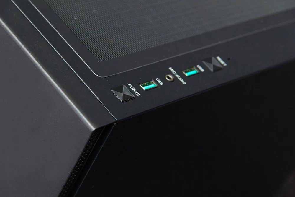 HAL3000 Master Gamer Elite Ti Intel i7-14700F 32GB DDR5 RTX 5070 Ti 2TB PCIe4 SSD WiFi W11