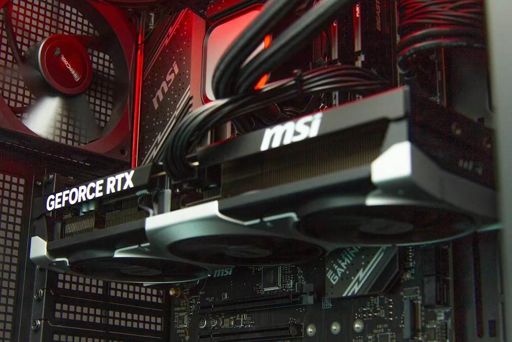 HAL3000 Master Gamer Elite Ti Intel i7-14700F 32GB DDR5 RTX 5070 Ti 2TB PCIe4 SSD WiFi W11