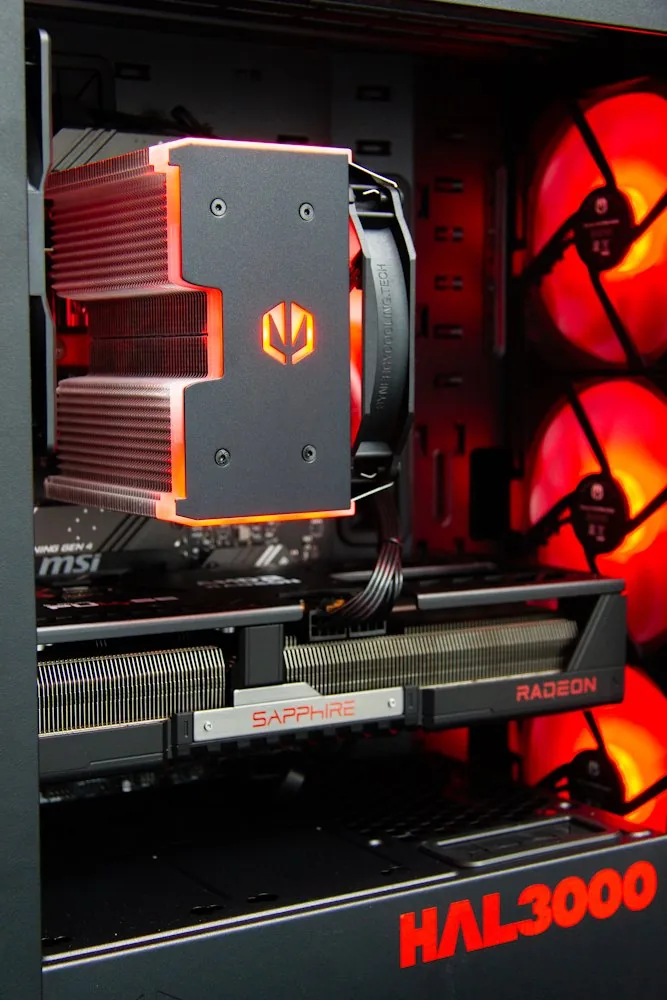 HAL3000 Alfa Gamer Pro XT AMD Ryzen 7 7800X3D 32GB DDR5 RX 9070 XT 2TB PCIe4 SSD WiFi W11