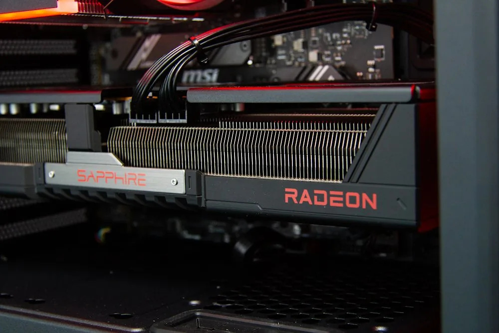 HAL3000 Alfa Gamer Pro XT AMD Ryzen 7 7800X3D 32GB DDR5 RX 9070 XT 2TB PCIe4 SSD WiFi W11