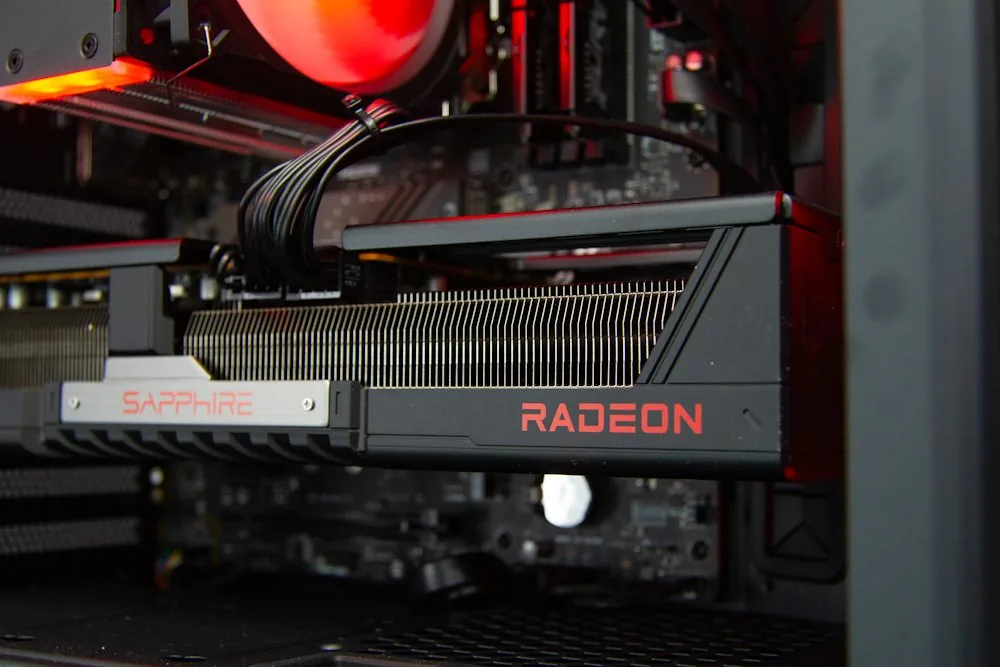 HAL3000 Alfa Gamer XT AMD Ryzen 5 7600 32GB DDR5 RX 9070 XT 2TB PCIe4 SSD WiFi W11