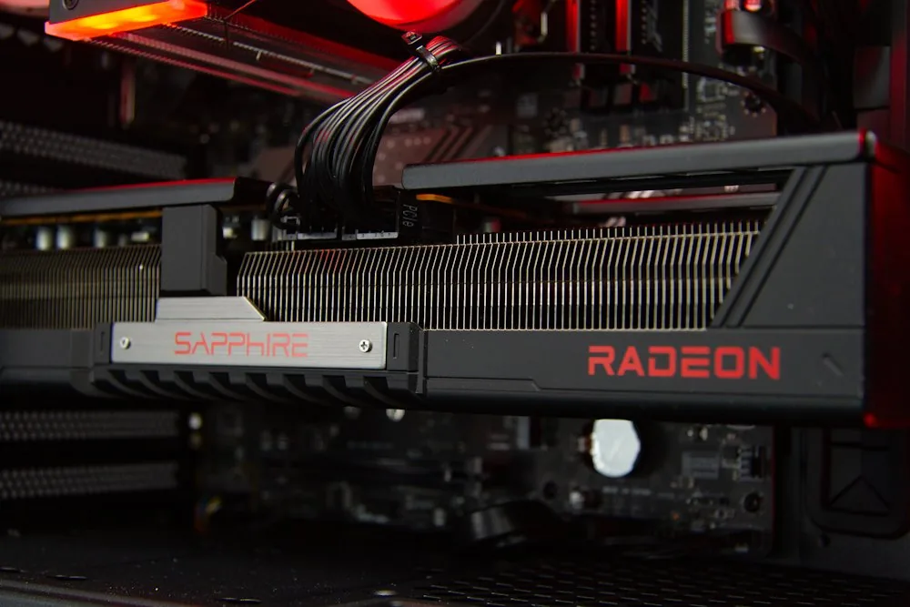 HAL3000 Alfa Gamer XT AMD Ryzen 5 7600 32GB DDR5 RX 9070 XT 2TB PCIe4 SSD WiFi W11