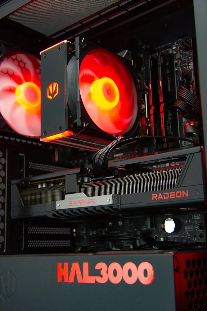 HAL3000 Alfa Gamer XT AMD Ryzen 5 7600 32GB DDR5 RX 9070 XT 2TB PCIe4 SSD WiFi W11