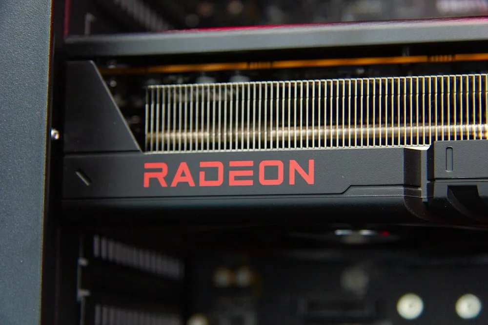 HAL3000 MČR Finale Pro AMD Ryzen 5 7600 32GB DDR5 RX 9070 1TB PCIe4 SSD WiFi W11