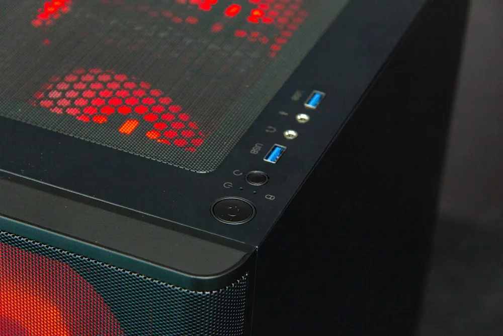 HAL3000 MČR Finale Pro AMD Ryzen 7 5700X 32GB DDR4 RTX 5070 1TB PCIe4 SSD WiFi W11