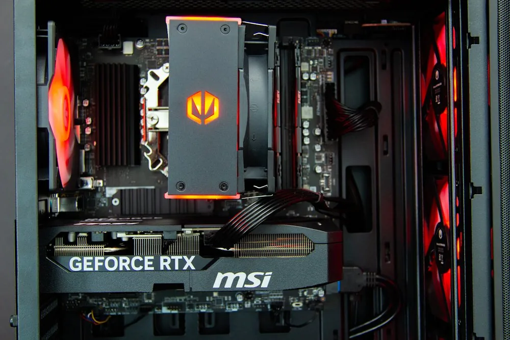 HAL3000 MČR Finale Pro AMD Ryzen 7 5700X 32GB DDR4 RTX 5070 1TB PCIe4 SSD WiFi W11