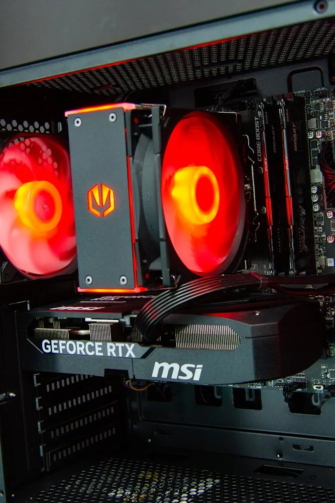 HAL3000 MČR Finale Pro AMD Ryzen 7 5700X 32GB DDR4 RTX 5070 1TB PCIe4 SSD WiFi W11