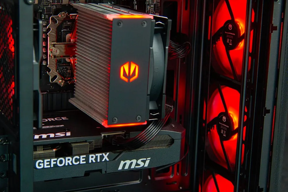 HAL3000 MČR Finale Pro AMD Ryzen 7 5700X 32GB DDR4 RTX 5070 1TB PCIe4 SSD WiFi W11