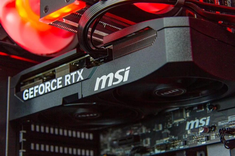 HAL3000 MČR Finale Pro AMD Ryzen 7 5700X 32GB DDR4 RTX 5070 1TB PCIe4 SSD WiFi W11