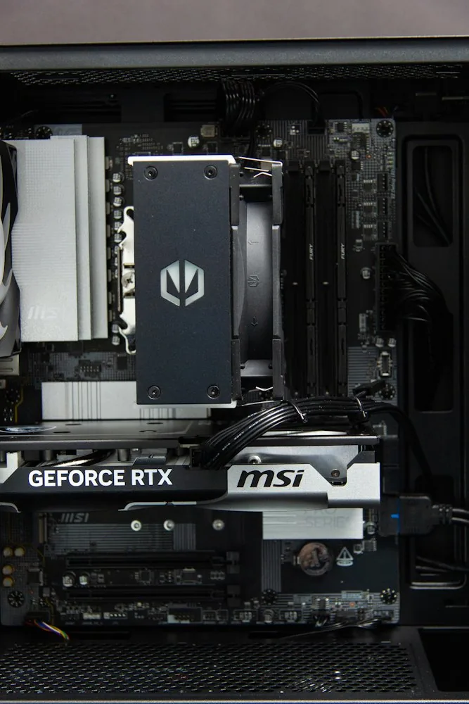 HAL3000 MČR Finale Pro AMD Ryzen 5 7600 32GB DDR5 RTX 5060 Ti 16G 1TB PCIe4 SSD WiFi W11