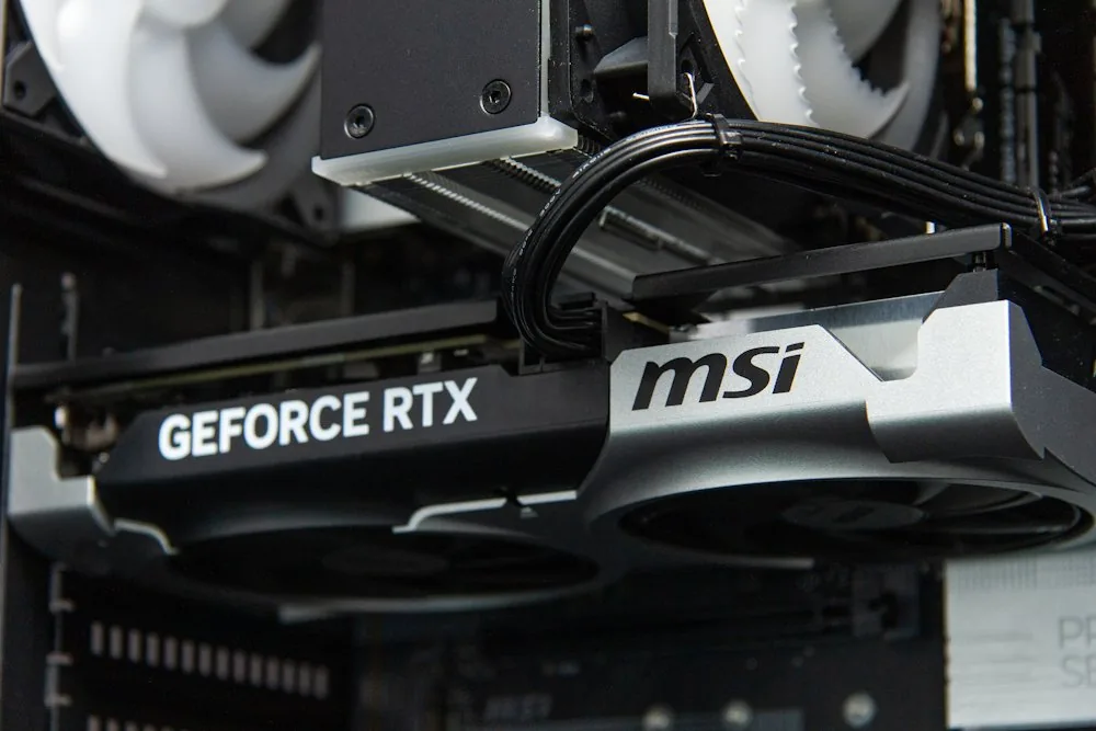 HAL3000 MČR Finale Pro AMD Ryzen 5 7600 32GB DDR5 RTX 5060 Ti 16G 1TB PCIe4 SSD WiFi W11