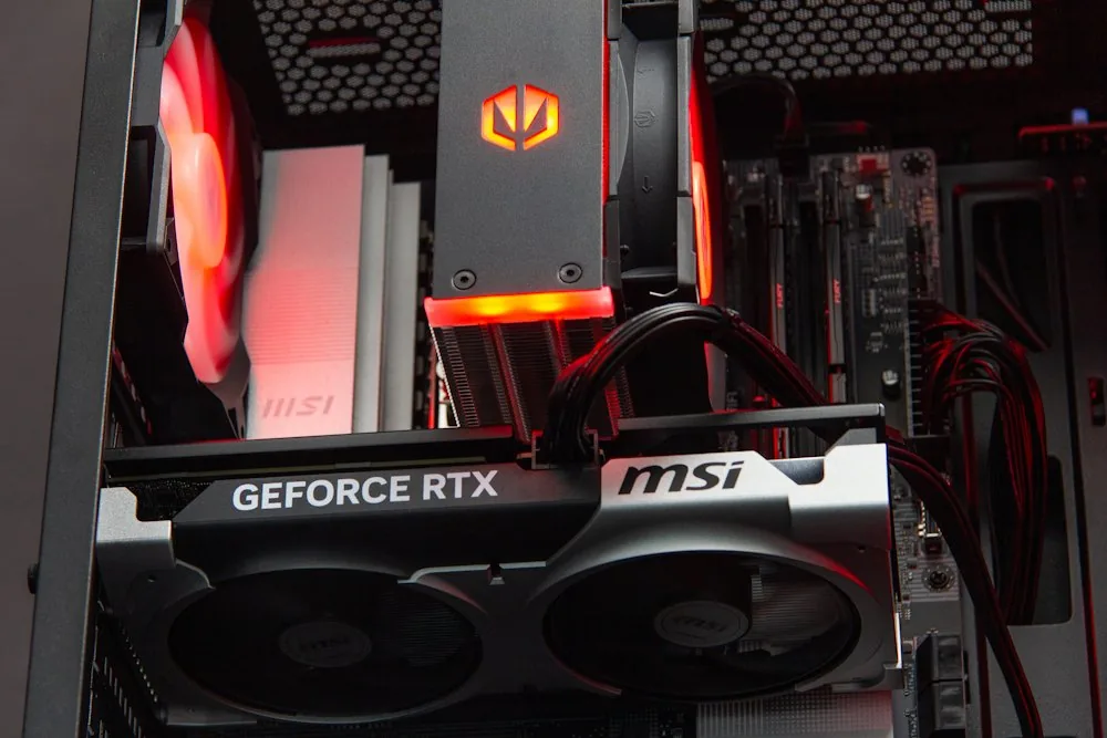 HAL3000 MČR Finale Pro AMD Ryzen 5 7600 32GB DDR5 RTX 5060 Ti 16G 1TB PCIe4 SSD WiFi W11