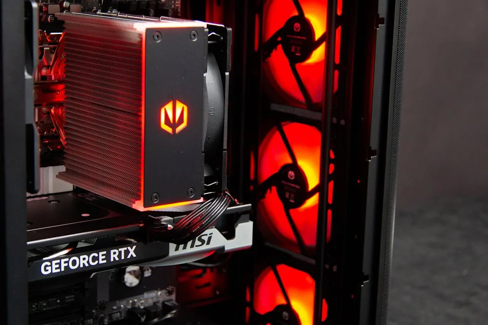 HAL3000 MČR Finale Pro AMD Ryzen 5 7600 32GB DDR5 RTX 5060 Ti 16G 1TB PCIe4 SSD WiFi W11