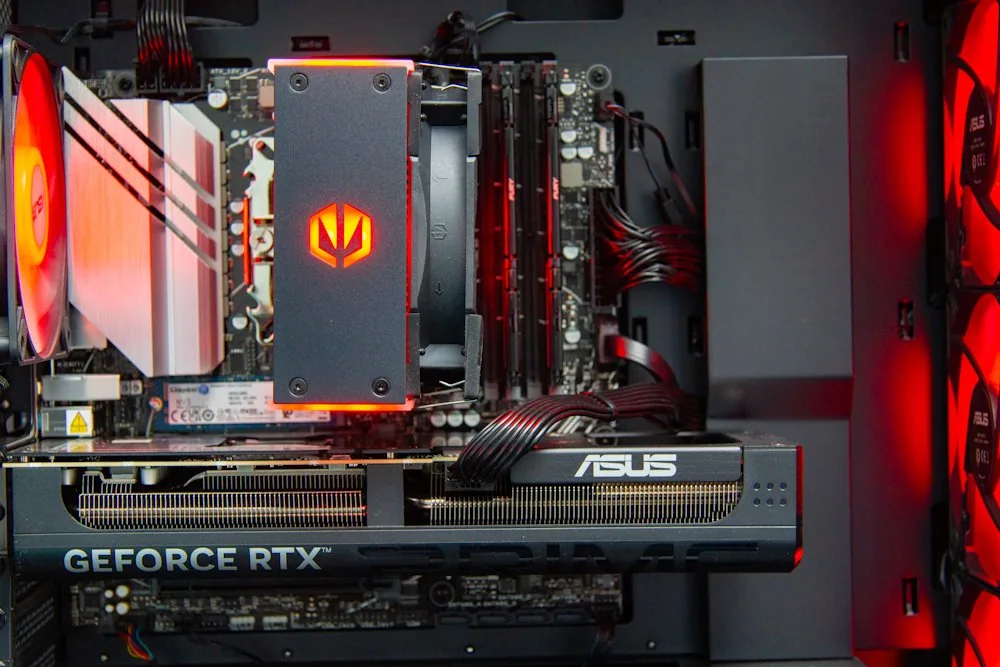 HAL3000 Alfa Gamer Pro AMD Ryzen 7 7700 32GB DDR5 RTX 5070 1TB PCIe4 SSD WiFi W11