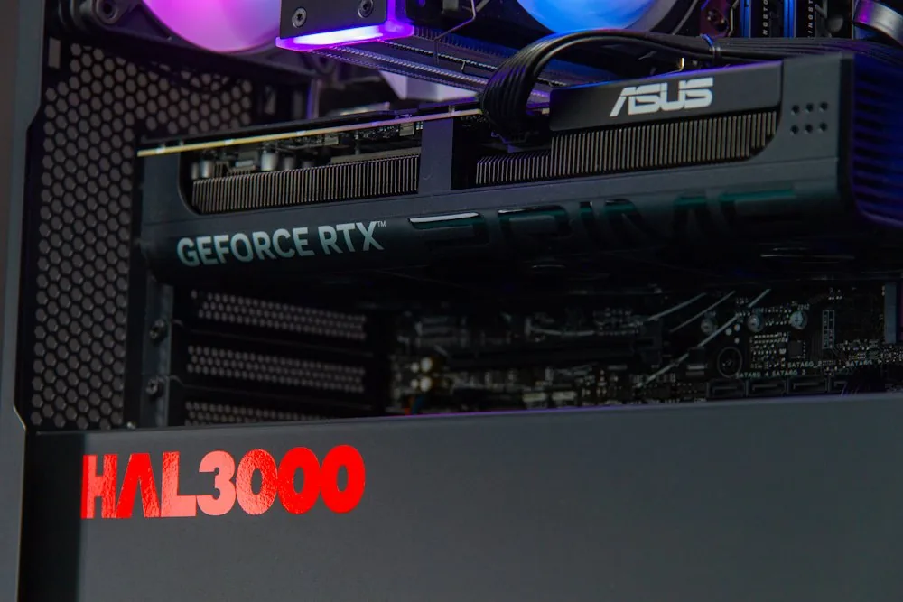 HAL3000 Alfa Gamer Pro AMD Ryzen 7 7700 32GB DDR5 RTX 5070 1TB PCIe4 SSD WiFi W11