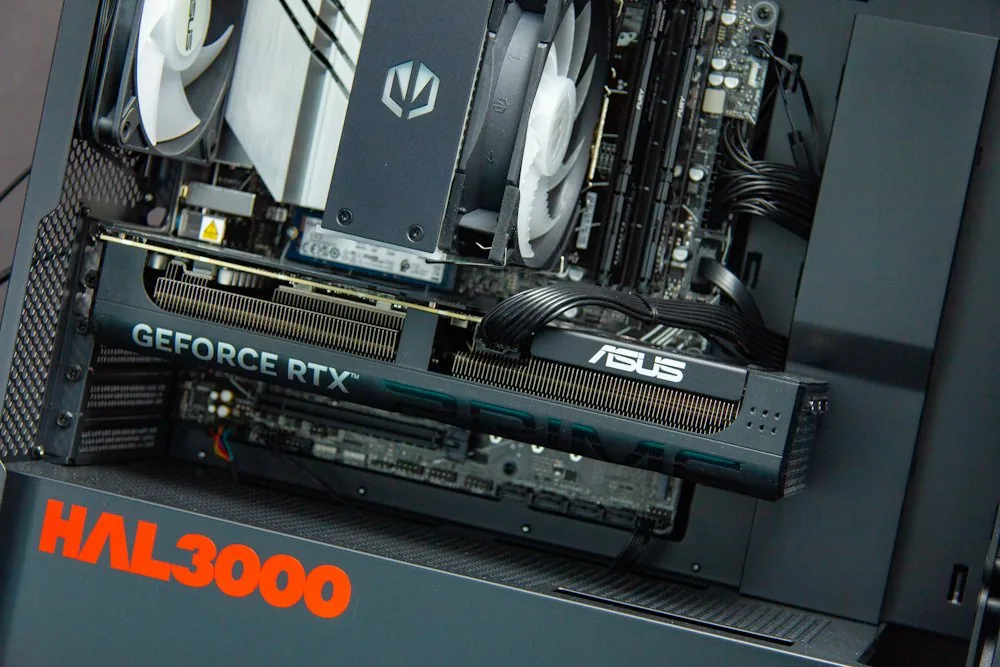 HAL3000 Alfa Gamer Pro AMD Ryzen 7 7700 32GB DDR5 RTX 5070 1TB PCIe4 SSD WiFi W11