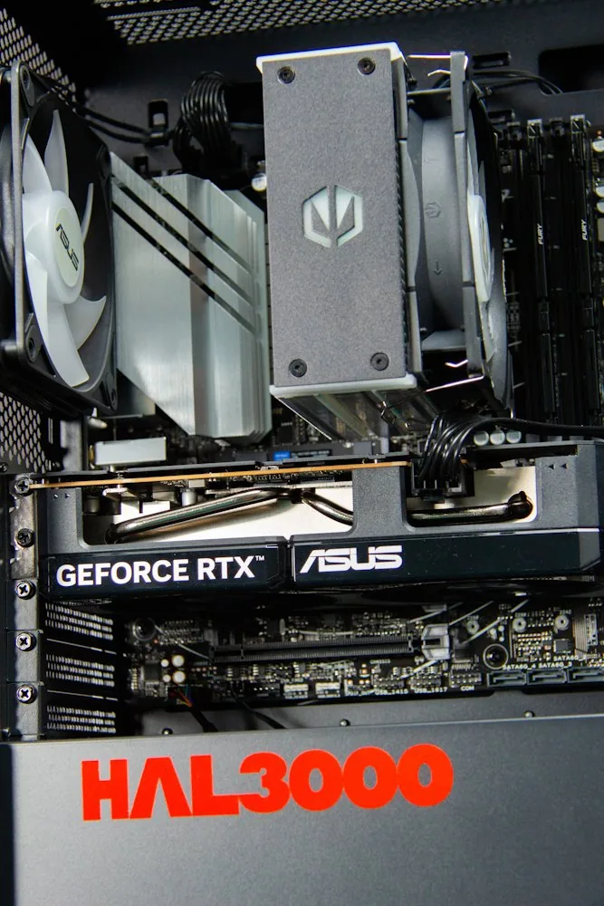 HAL3000 Online Gamer AMD Ryzen 5 7600 32GB DDR5 RTX 5060 1TB PCIe4 SSD WiFi W11