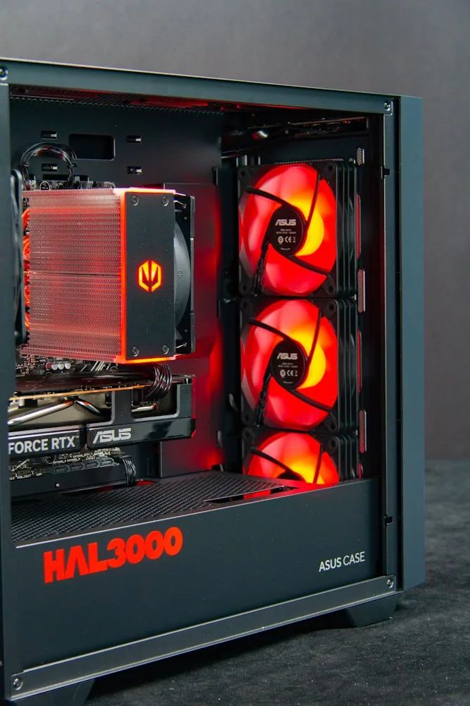 HAL3000 Online Gamer AMD Ryzen 5 7600 32GB DDR5 RTX 5060 1TB PCIe4 SSD WiFi W11