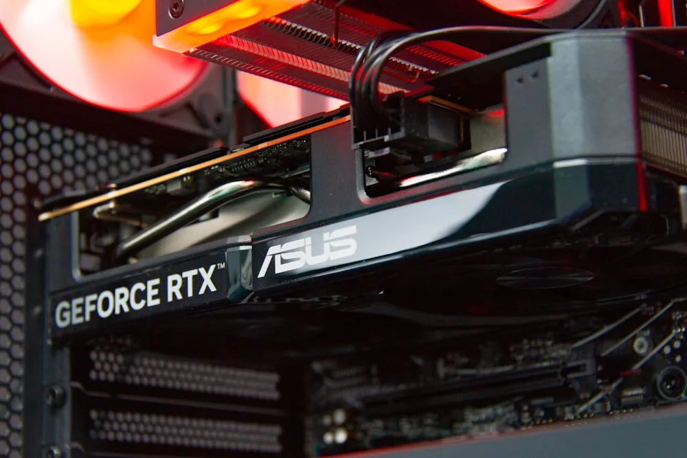 HAL3000 Online Gamer AMD Ryzen 5 7600 32GB DDR5 RTX 5060 1TB PCIe4 SSD WiFi W11