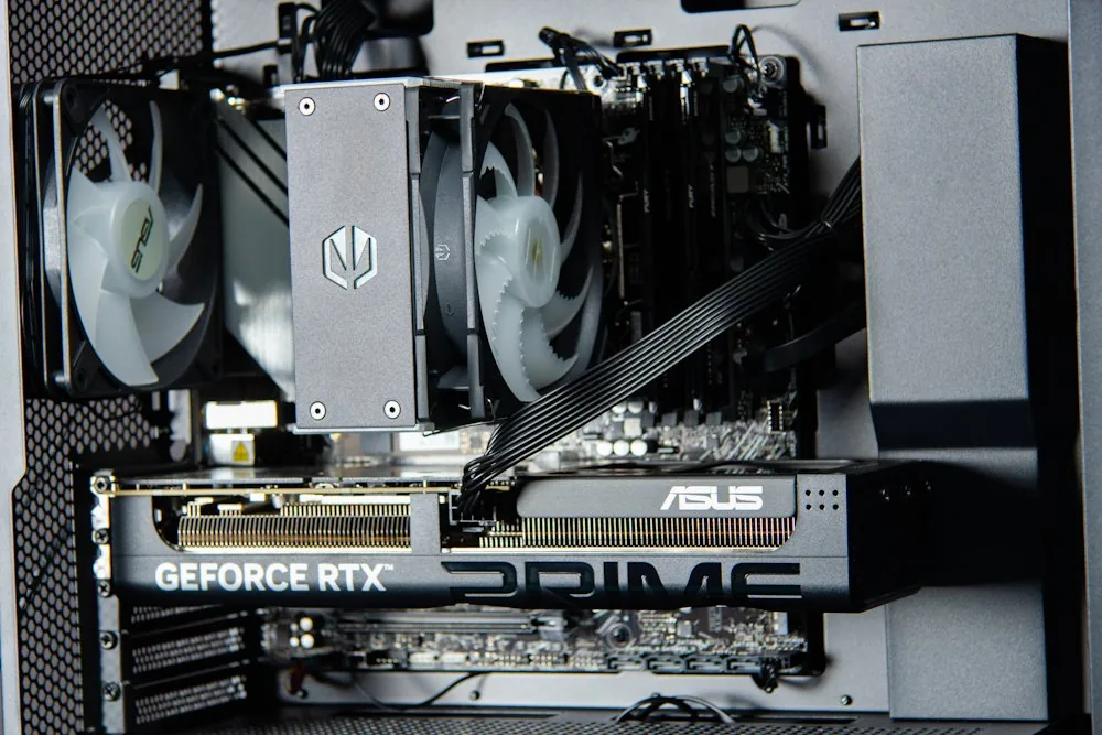 HAL3000 Online Gamer AMD Ryzen 5 7600 32GB DDR5 RTX 5060 Ti 16G 1TB PCIe4 SSD WiFi W11