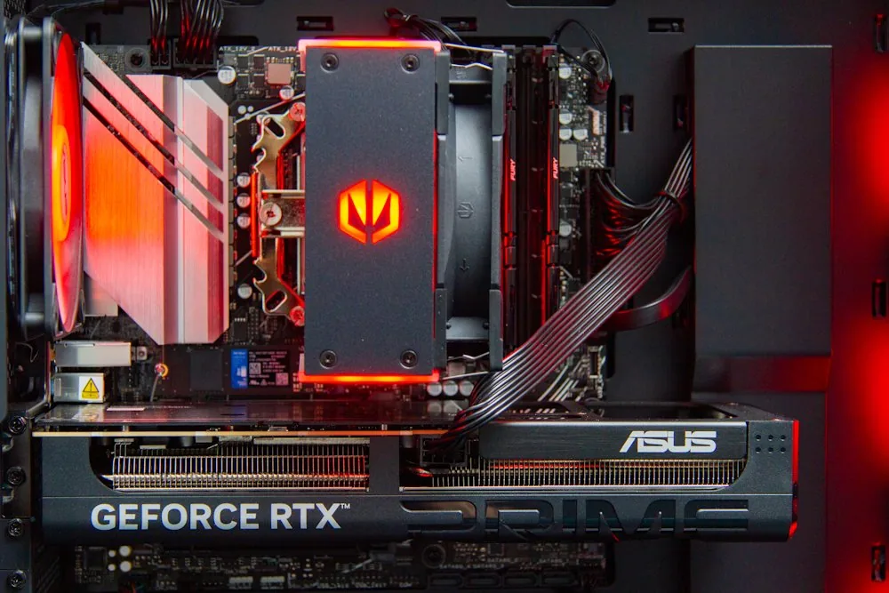 HAL3000 Online Gamer AMD Ryzen 5 7600 32GB DDR5 RTX 5060 Ti 16G 1TB PCIe4 SSD WiFi W11