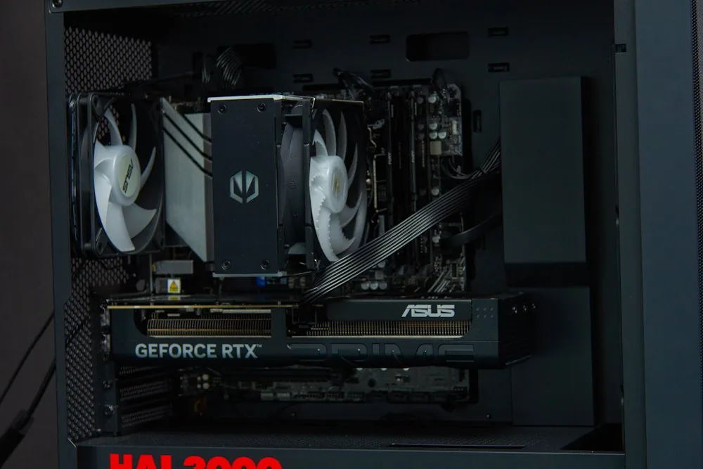 HAL3000 Online Gamer AMD Ryzen 5 7600 32GB DDR5 RTX 5060 Ti 16G 1TB PCIe4 SSD WiFi W11