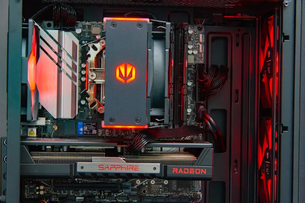 HAL3000 MČR Finale Elite AMD Ryzen 7 7700 32GB DDR5 RX 9060 XT 16G 1TB PCIe4 SSD WiFi W11