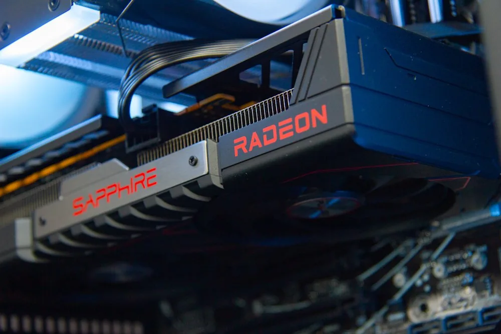 HAL3000 MČR Finale Elite AMD Ryzen 7 7700 32GB DDR5 RX 9060 XT 16G 1TB PCIe4 SSD WiFi W11
