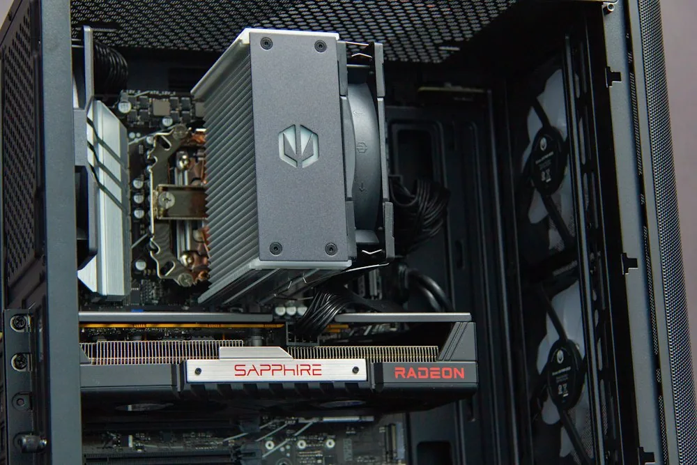 HAL3000 MČR Finale Elite AMD Ryzen 7 7700 32GB DDR5 RX 9060 XT 16G 1TB PCIe4 SSD WiFi W11