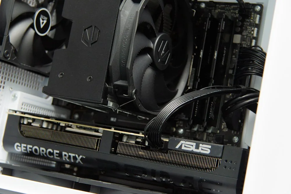 HAL3000 Alfa Gamer Micro Air White AMD Ryzen 7 9800X3D 32GB DDR5 RTX 5070 Ti 2TB PCIe4 SSD WiFi W11
