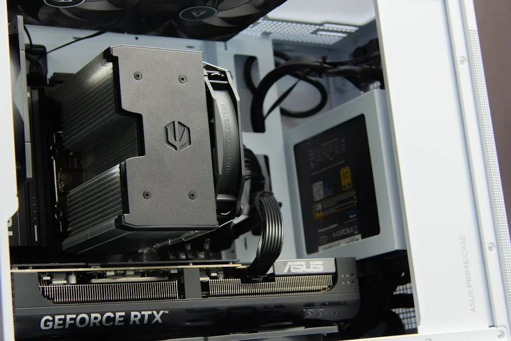 HAL3000 Alfa Gamer Micro Air White AMD Ryzen 7 9800X3D 32GB DDR5 RTX 5070 Ti 2TB PCIe4 SSD WiFi W11