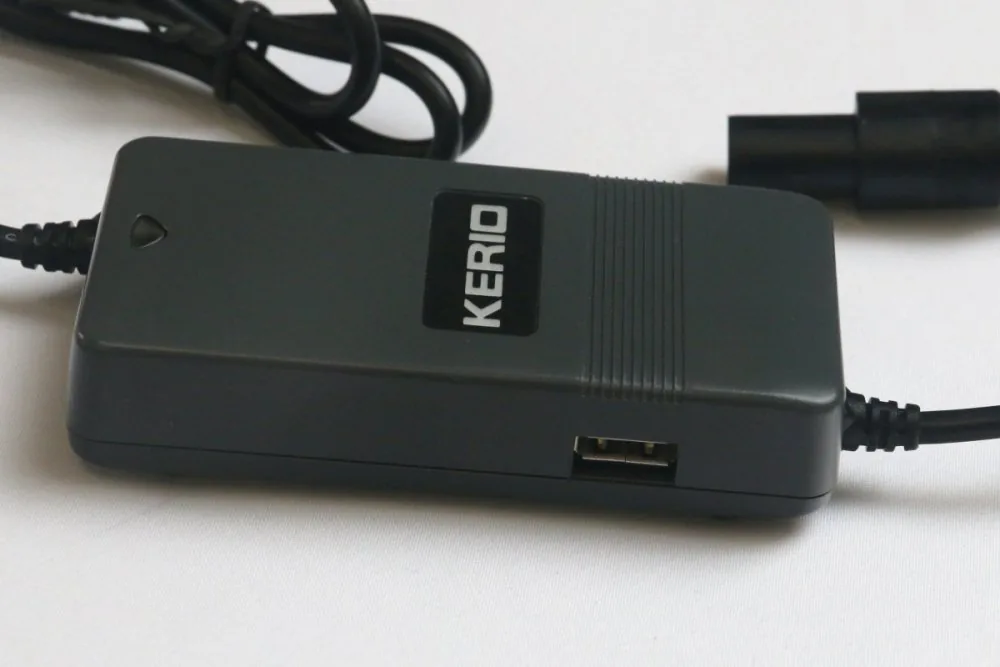 EUROCASE univerzální napájecí adaptér pro NB do auta 90W USB