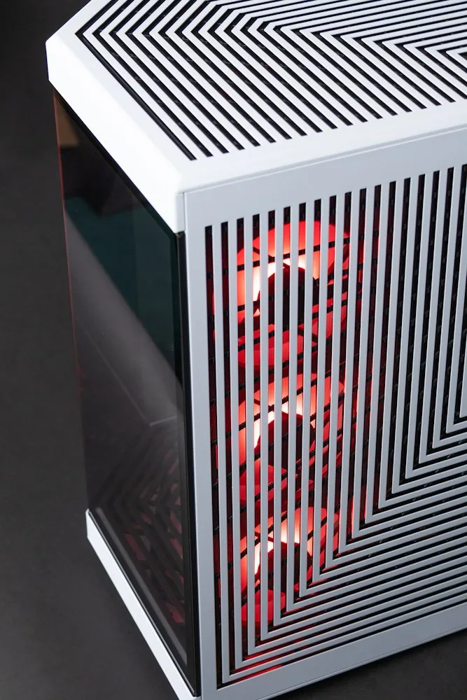 HAL3000 Alfa Gamer Nitro Panda AMD Ryzen 7 9800X3D 32GB DDR5 RX 9070 XT 2TB PCIe4 SSD WiFi W11