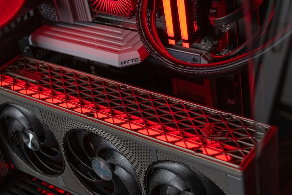 HAL3000 Alfa Gamer Nitro Panda AMD Ryzen 7 9800X3D 32GB DDR5 RX 9070 XT 2TB PCIe4 SSD WiFi W11