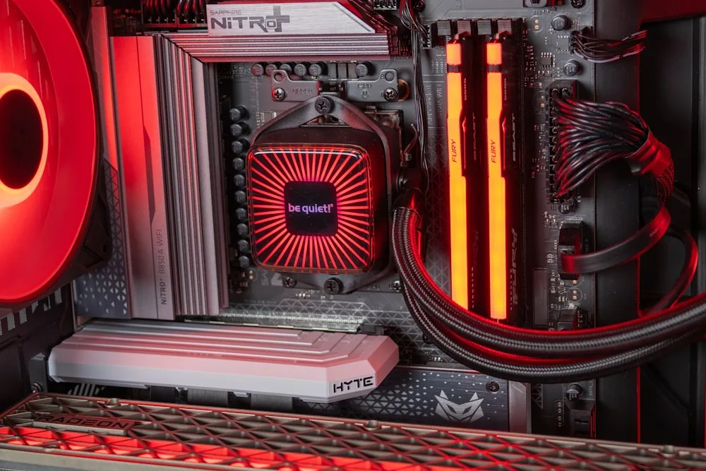 HAL3000 Alfa Gamer Nitro Panda AMD Ryzen 7 9800X3D 32GB DDR5 RX 9070 XT 2TB PCIe4 SSD WiFi W11