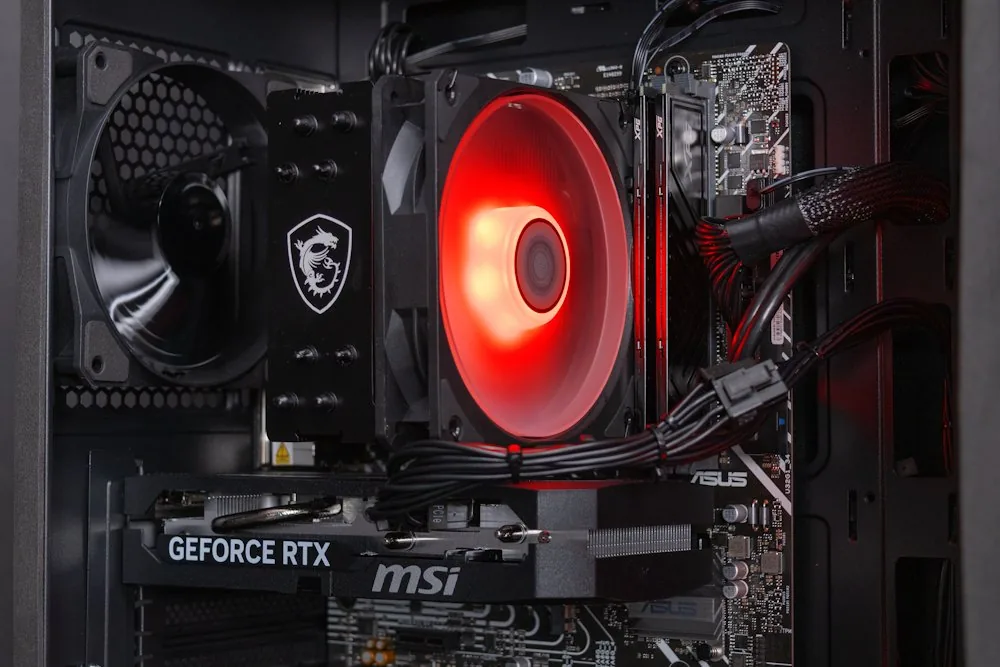 HAL3000 MEGA Gamer Pro Intel i5-12400F 16GB DDR4 RTX 5060 1TB PCIe4 SSD W11