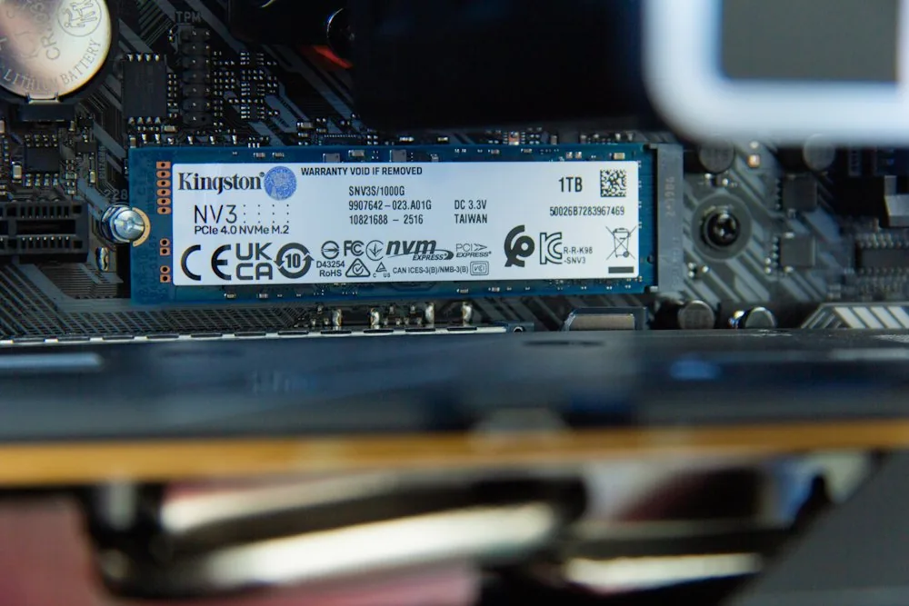 HAL3000 Online Gamer AMD Ryzen 5 5600 16GB DDR4 RTX 5050 1TB PCIe4 SSD WiFi W11