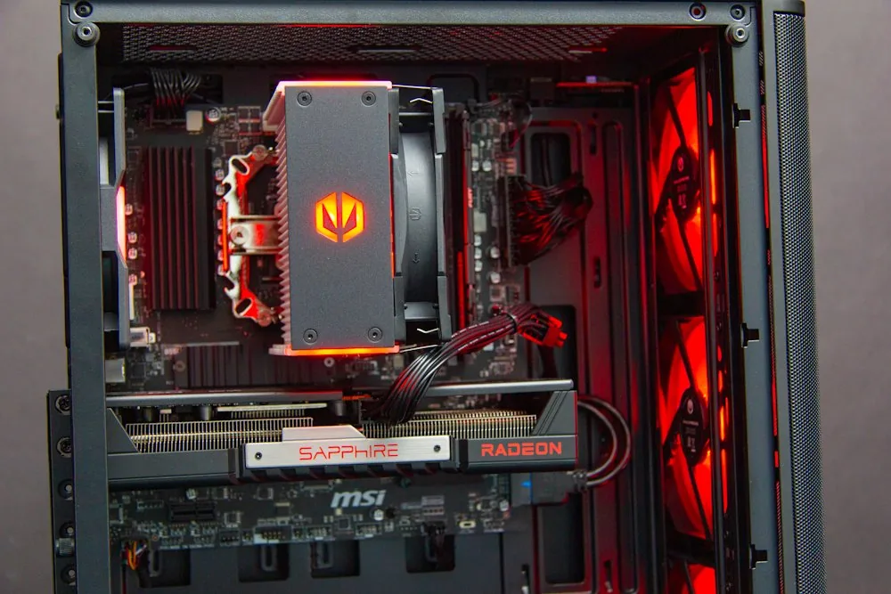 HAL3000 MČR Finale Elite AMD Ryzen 7 5700X 16GB DDR4 RX 9060 XT 16G 1TB PCIe4 SSD WiFi W11